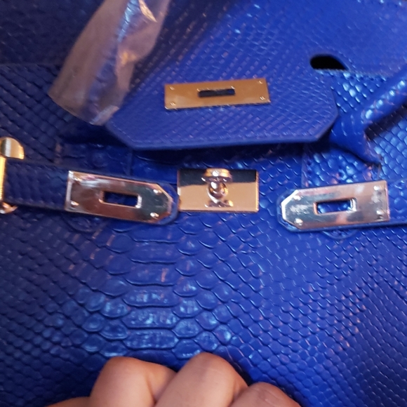 Handbags - Picture 4 of 4